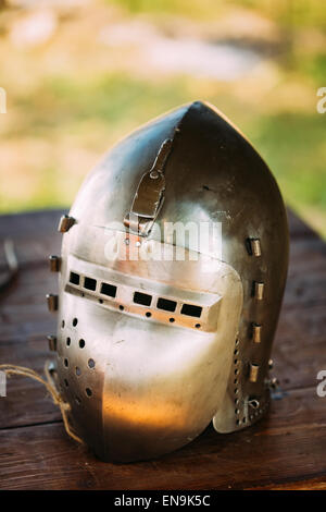 Casque de fer du chevalier médiéval. Casque d'une armure médiévale sur table Banque D'Images