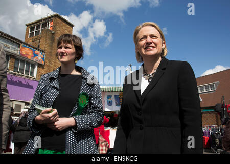 Londres, Royaume-Uni. Jeudi 30 avril 2015. Chef du Parti Vert, Natalie Bennett rend visite à parler à la population locale au Ridley Road Market à Dalston, quartier de Hackney, au cœur de la partie Est de Londres. Natalie Bennett est un homme politique et journaliste britannique. Elle a été élue à son poste de chef du Parti Vert d'Angleterre et du Pays de Galles en 2012. Crédit : Michael Kemp/Alamy Live News Banque D'Images