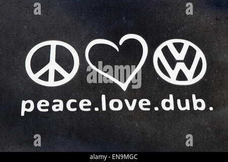 Autocollants sur un camping-car Volkswagen Peace Love Dub Banque D'Images