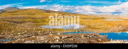 La Norvège Nature Paysage Panorama. Montagnes norvégiennes sous un ciel bleu Banque D'Images