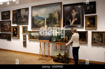 Berlin, Allemagne. Apr 30, 2015. Un employé de maison de vente Villa Grisebach présente plusieurs toiles à Berlin, Allemagne, 30 avril 2015. Les éléments, avec d'autres peintures de la collection d'art, Rohde-Hinze sera mise aux enchères le 03 et 04 juillet 2015 par maison de vente Villa Grisebach. La collection par un marchand d'art Kurt Rohde (1882-1950) a été sauvée par sa fille et un ancien employé à Berlin pendant la Seconde Guerre mondiale. PHOTO : WOLFGANG KRUMM/dpa ( EN RAPPORT À L'ACTUEL RAPPORT SUR LA VENTE AUX ENCHÈRES) © dpa/Alamy Live News Banque D'Images