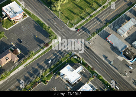 12 une intersection de voies dans une ville de taille moyenne. Banque D'Images