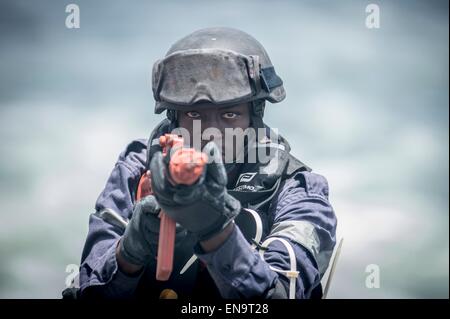 Les forces militaires sénégalais lors d'une visite, un conseil, une perquisition et saisie percer à bord du transport maritime militaire commun de commande bateau à grande vitesse l'USNS lance lors de l'exercice saharienne Express 25 avril 2015 dans le golfe de Guinée. Banque D'Images