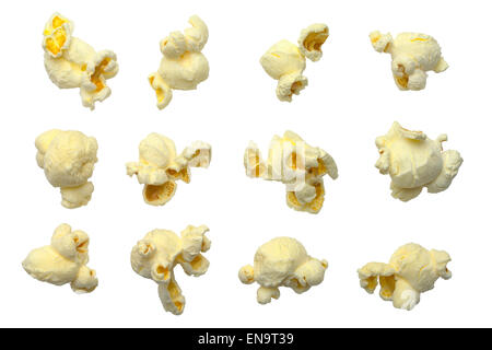 Différents Morceaux de Popcorn isolé sur fond blanc. Banque D'Images