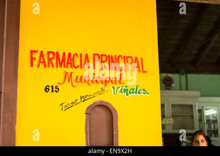 Vinales Cuba Calle Salvador Cisneros Scène de rue principale avenue road Farmacia Municipal Principal 615 pharmacie pharmacie store Banque D'Images