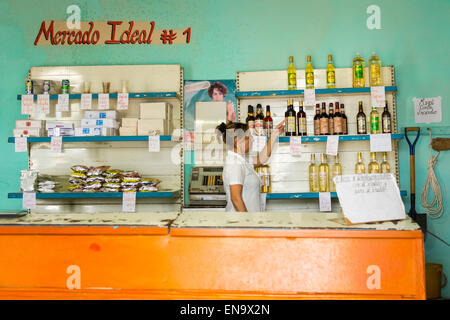 Vinales Cuba Calle Salvador Cisneros Scène de rue principale avenue road idéal Mercado # 1 bodega boutique état intérieur store counter Banque D'Images