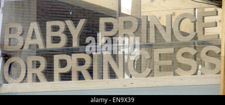 Londres, Royaume-Uni. Apr 30, 2015. Une fenêtre sur le côté opposé de l'Hôpital St. Mary a été équipé avec des lettres qui lisez 'Baby Prince ou Princesse' à Londres, Angleterre, 30 avril 2015. La duchesse Kate va donner naissance à son deuxième enfant à l'hôpital. Photo : BRITTA SCHULTEJANS/dpa/Alamy Live News Banque D'Images