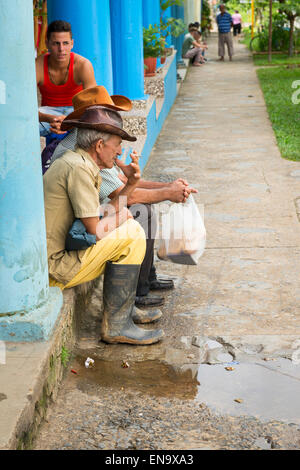 Vinales Cuba Calle Salvador Cisneros Scène de rue principale avenue road arcade arcades portique de vieux hommes assis bavardant roadside Banque D'Images