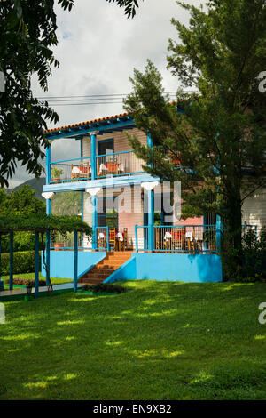 Vinales Cuba rue principale avenue road Casa de Don Tomas 1888 bar restaurant toilettes publiques WC balcon véranda en bois bois bleu Banque D'Images