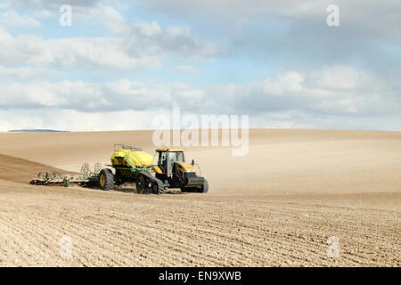 Lignes de plantation de machines agricoles de blé sur une journée de printemps venteux dans la fertile des champs de ferme de l'Idaho. Banque D'Images