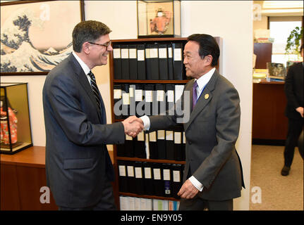 Le secrétaire américain au Trésor Jack Lew japonais accueille par le vice-premier ministre et ministre des Finances, Taro Aso, le 16 avril 2015 à Washington, DC. Banque D'Images