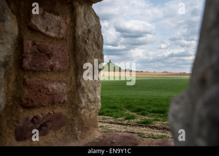 Bataille de Waterloo et Lion Hill vu par échappatoire dans jardin mur de château d' 30 ans, Bataille de Waterloo, Belgique Banque D'Images