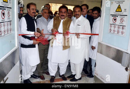 Le ministre de la Santé, du Balouchistan Mir Rehmat Saleh Baloch coupe le ruban pour inaugurer l'IRM et l'Angiographie Ministère au cours de la cérémonie d'inauguration s'est tenue au Complexe Médical de Bolan à Quetta le Jeudi, 30 avril 2015. Banque D'Images