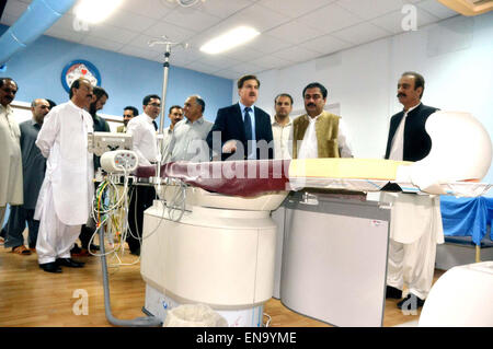 Le ministre de la Santé, du Balouchistan Mir Rehmat Saleh Baloch et l'angiographie IRM visites Ministère après l'inauguration cérémonie qui a eu lieu au Complexe Médical de Bolan à Quetta le Jeudi, 30 avril 2015. Banque D'Images