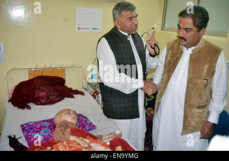 Le ministre de la Santé, du Balouchistan Mir Rehmat Saleh Baloch demande des commentaires sur l'état de santé des patients atteints de cancer après la cérémonie d'inauguration de l'IRM et l'Angiographie Ministère tenue au Complexe Médical de Bolan à Quetta le Jeudi, 30 avril 2015. Banque D'Images