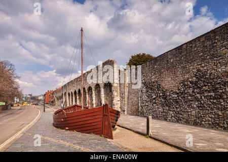 Une partie des anciens murs de la ville de Southampton. Un bateau a été placé pour montrer où la mer était à l'époque médiévale. Southampton, Banque D'Images