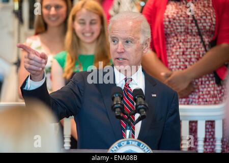 Le Vice-président américain Joe Biden prononce une allocution à l'occasion du quatrième anniversaire de collaboration, un programme qui offre un soutien aux membres du service, les anciens combattants et leurs familles à l'observatoire naval, 27 avril 2015 à Washington, DC. Banque D'Images