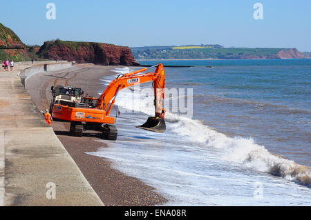 Chercheur d'entretien sur la plage près de Exmouth, Devon, England, UK Banque D'Images