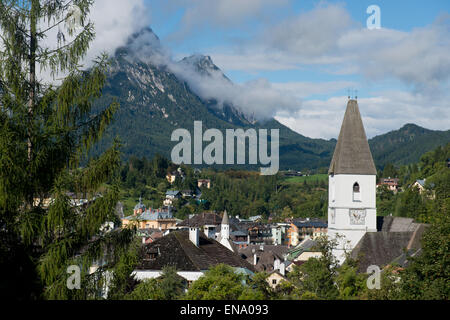 Vue sur Bad Aussee avec église paroissiale Saint Paul et Gschwand en arrière-plan, Styrie, Autriche Banque D'Images
