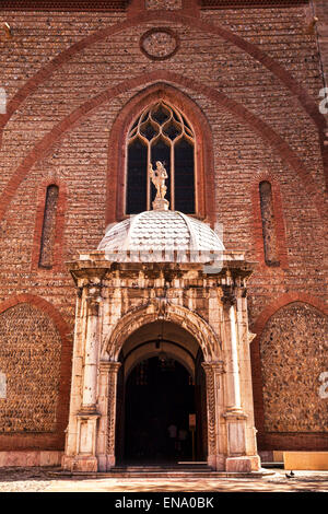 Entrée de la Basilique Cathédrale de Saint Jean-Baptiste, Place Gambetta, Perpignan, Languedoc-Roussillon, Pyrénées-Orientales Banque D'Images