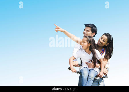 Les parents indiens avec Cycle Équitation parc fille Banque D'Images
