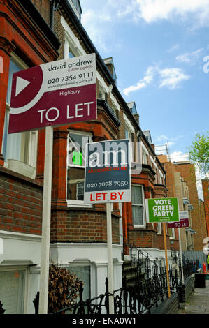 Parti Vert Vote plaque et de l'affiche avec les conseils des agents immobiliers à l'extérieur une maison de Highbury, Département du Nord-Ouest, Angleterre Banque D'Images