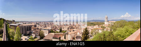 Vue panoramique sur le vieux et nouveaux quartiers de la ville de Gérone, Catalogne, Espagne. Banque D'Images