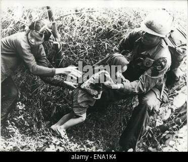 Fichier. Apr 30, 2015. La guerre du Vietnam, également connu sous le nom de la Deuxième Guerre d'Indochine, et aussi connu au Vietnam comme une résistance guerre contre l'Amérique ou simplement la guerre américaine, était un proxy de la guerre-froide guerre qui s'est produite au Vietnam, Laos et Cambodge de novembre 1955 à la chute de Saigon le 30 avril 1975. Sur la photo : May 05, 1967 - La guerre coup de main. : photo montre un infirmier du 1er. La Division d'infanterie (Airmobile), contribue à une vietnamienne et de l'enfant s'enfuir la viste Cong, durant la guerre du Vietnam. © Keystone Photos USA/ZUMAPRESS.com/Alamy Live News Banque D'Images