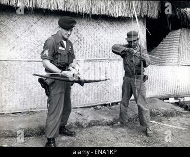 Fichier. Apr 30, 2015. La guerre du Vietnam, également connu sous le nom de la Deuxième Guerre d'Indochine, et aussi connu au Vietnam comme une résistance guerre contre l'Amérique ou simplement la guerre américaine, était un proxy de la guerre-froide guerre qui s'est produite au Vietnam, Laos et Cambodge de novembre 1955 à la chute de Saigon le 30 avril 1975. Sur la photo : Avril 04, 2012 - Vietnam, armes primitives un Américain et le Vietnam Soldat essayer un contre- arc et un long bow qui sont faites par les défenseurs du village. © Keystone Photos USA/ZUMAPRESS.com/Alamy Live News Banque D'Images