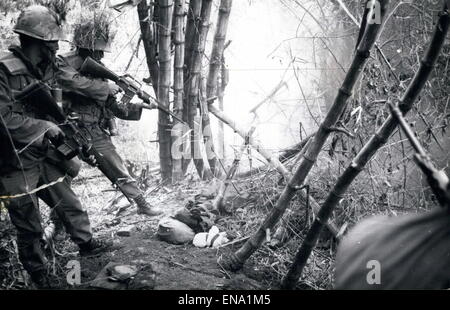 Fichier. Apr 30, 2015. La guerre du Vietnam, également connu sous le nom de la Deuxième Guerre d'Indochine, et aussi connu au Vietnam comme une résistance guerre contre l'Amérique ou simplement la guerre américaine, était un proxy de la guerre-froide guerre qui s'est produite au Vietnam, Laos et Cambodge de novembre 1955 à la chute de Saigon le 30 avril 1975. Sur la photo : Avril 18, 2012 - La République de Corée a ''(illisible)'' mission est la sécurité dans la Quinhon ''(illisible)'' il travaille surtout à l'offensive. © Keystone Photos USA/ZUMAPRESS.com/Alamy Live News Banque D'Images