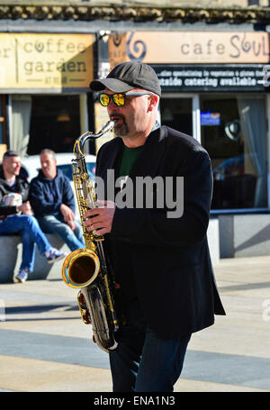 Journée internationale du jazz à Londonderry, en Irlande du Nord - 30 avril 2015. Patrick Witberg de la Dutch JayDee Brass Band jouant à Londonderry pour marquer la Journée internationale du Jazz mondial de l'UNESCO et l'ouverture de la ville de Derry Jazz Festival, qui se déroule jusqu'au 4 mai. Crédit : George Sweeney/Alamy Live News Banque D'Images