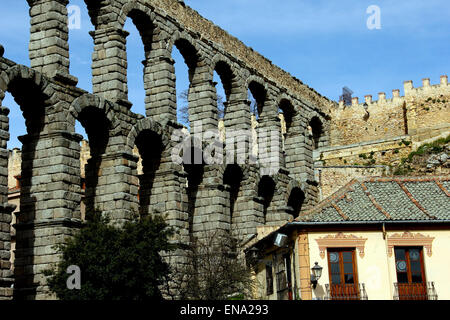 Les aqueducs antiques à Ségovie, Espagne contre un fond de ciel bleu Banque D'Images