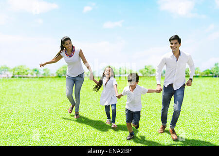 Les parents indiens et parc pour enfants en marche Banque D'Images