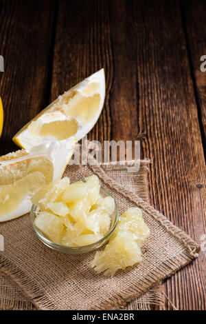 Pièces d'un Pomelo frais Fruits sur fond de bois Banque D'Images