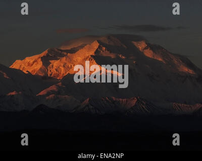 Lever du soleil sur le sommet du Mont McKinley, le plus haut sommet en Amérique du Nord. Le Parc National Denali, Alaska Banque D'Images