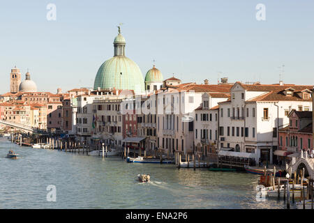 Vue sur le Canal Grande à Venise avec l'église de San Simeone Piccolo. Banque D'Images