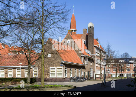 Style typique 'École Amsterdamse', Amsterdam. Hulshoff, architecte 1930. Construit en tant que centre de santé publique, l'Église évangélique d'aujourd'hui. Banque D'Images