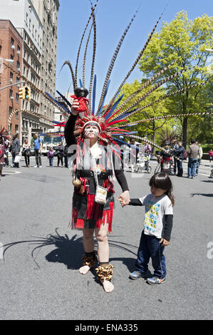Danseur aztèque au défilé de Cinco de Mayo sur Central Park West à New York. Banque D'Images