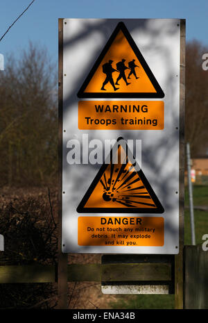 Ministère de la défense, de tir Beckingham près de Newark off A17 Domaine de formation, restreint le bruit peut être entendu à des kilomètres. Banque D'Images