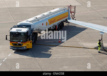 Camion-citerne de carburant Shell Aviation avions de ravitaillement à l'aéroport de Düsseldorf Allemagne Banque D'Images