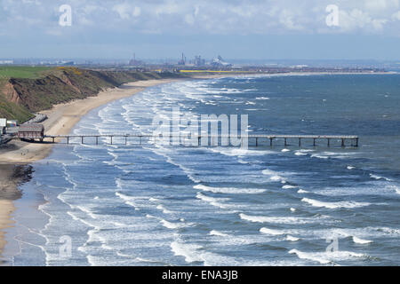 Vue sur la jetée et Saltburn Victoria vers la plage, Redcar Redcar avec Steelworks visible sur l'horizon. North East England, UK Banque D'Images