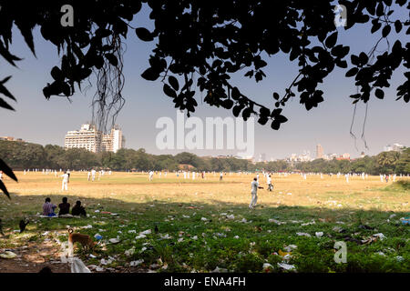 Les gens à jouer au cricket sur Azad Maidan à Mumbai. Banque D'Images