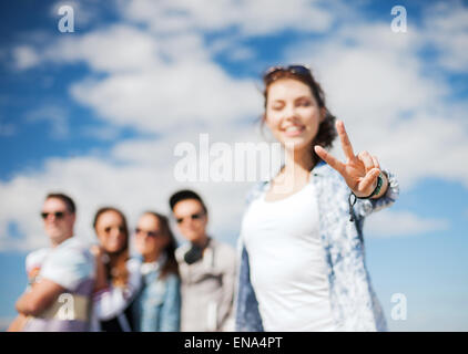 Image main de femme libre de v-sign montrant avec les doigts Banque D'Images