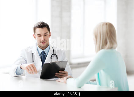 Doctor with patient in hospital Banque D'Images