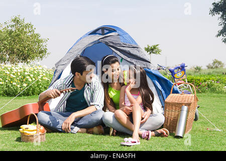 Les parents indiens et sa fille profiter de pique-nique du parc Banque D'Images