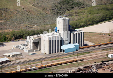 Vue aérienne des silos pour stocker le blé et autres céréales. Banque D'Images