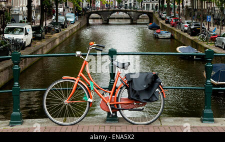 Garde-corps enchaîné à vélo sur un pont sur un canal à Amsterdam Banque D'Images