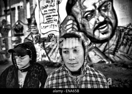 La Palestine. Mar 8, 2011. Les enfants de la rue à vendre des babioles au checkpoint de Qalandia. C'est le principal point de contrôle entre Israël et la Cisjordanie. 8 mars, 2011. Cisjordanie, Palestine. © Gabriel Romero/ZUMA/Alamy Fil Live News Banque D'Images