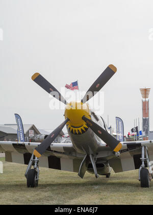 Un North American P-51 Mustang sur l'affichage à l'EAA Airventure Oshkosh, Wisconsin, Airshow. Banque D'Images