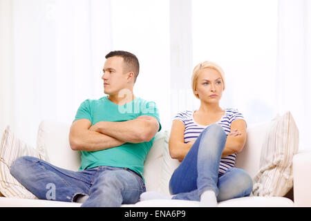 Malheureux couple having argument at home Banque D'Images